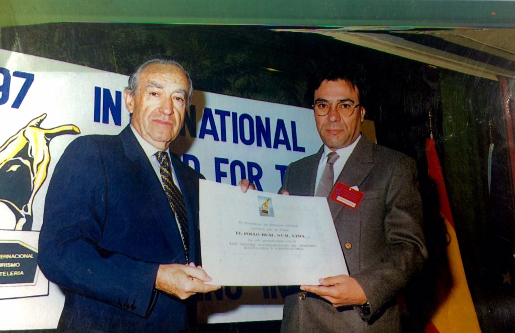 Antonio Pardo Rodríguez otorgando reconocimiento al mejor pollo a la brasa del Perú durante el XXI Trofeo Internacional de Turismo, Hotelería y Gastronomía Madrid 1997